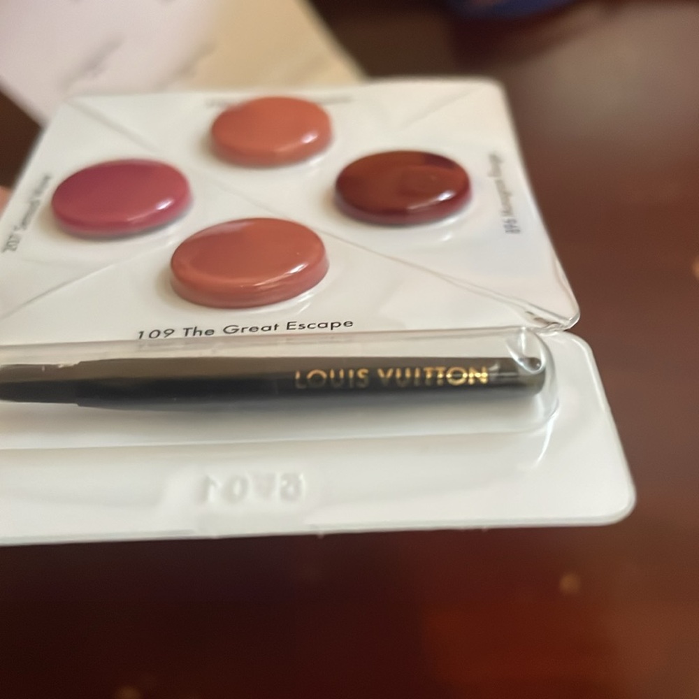 Louis Vuitton Beaute LV Rouge lipstick samples - Picture 4 of 9